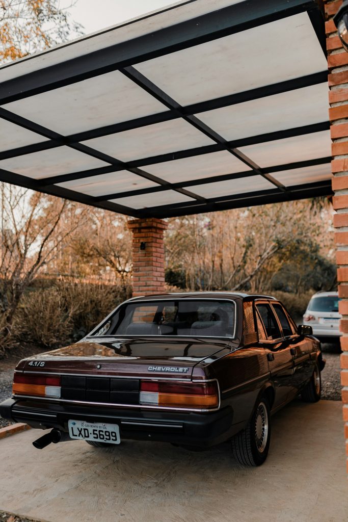 屋根付きカーポートに停められた車