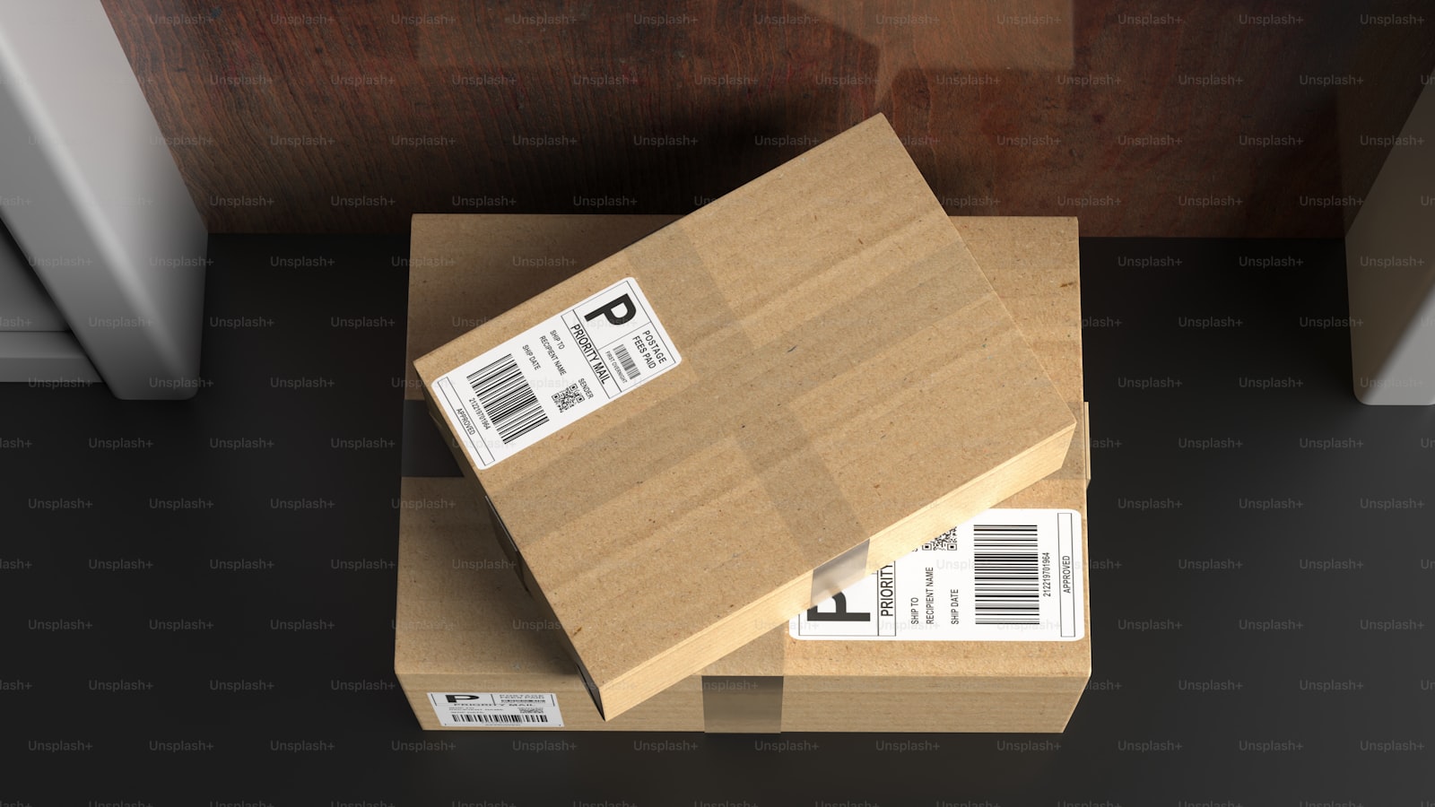 玄関先に届いた宅配便の荷物