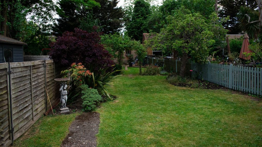 フェンスと植栽のある住宅の庭